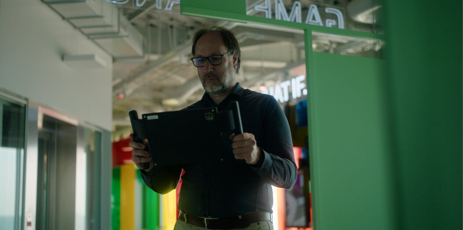 Thierry Verduijn demonstrating a digital simulation of autonomous port operations as part of the MAGPIE project.